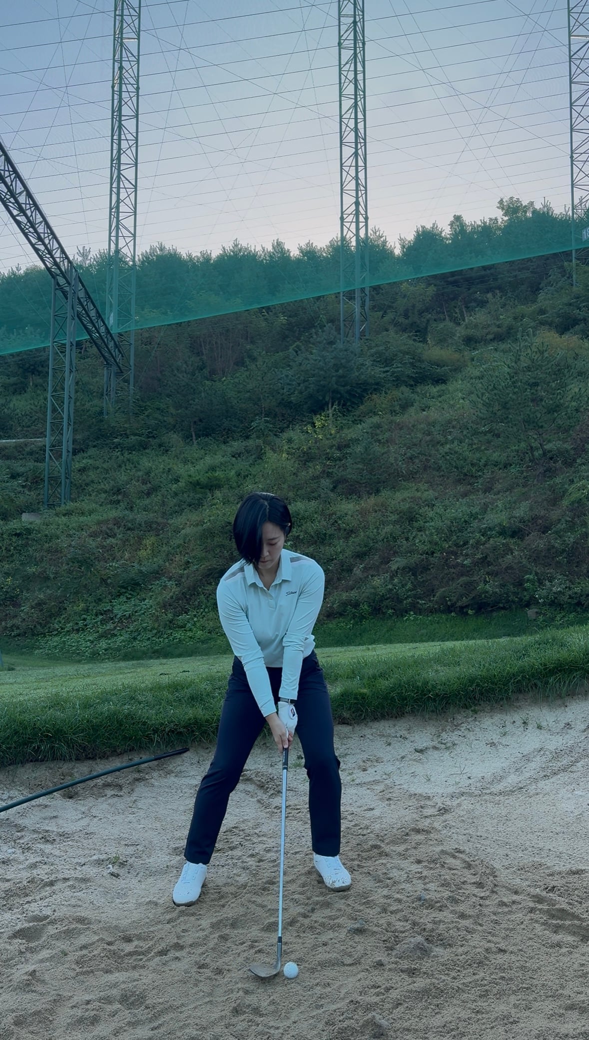 벙커에서 샷을 준비하는 정영인 프로