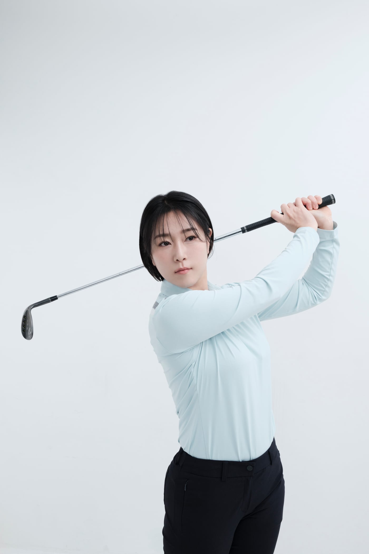 웨지를 들고 스윙 동작을 취한 정영인 프로