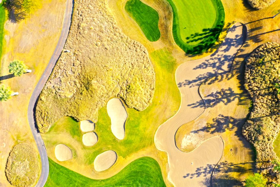 On the Course — 야간 라운딩의 매력: 핀 조명 아래 완성되는 밤의 무드