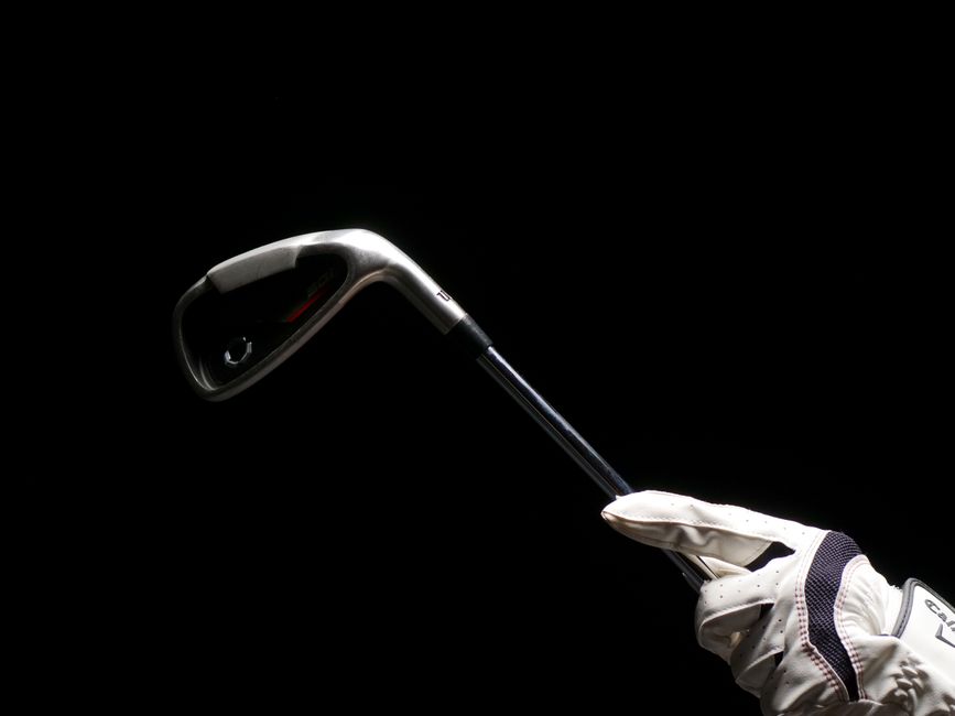 On the Course — 야간 라운딩의 매력: 핀 조명 아래 완성되는 밤의 무드