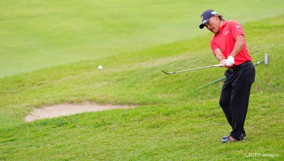 ‘답답한 흐름’ 속 선두 지킨 후지모토 요시노리, 생일날 ‘와이어 투 와이어’ 우승 도전 - club14 골프매거진