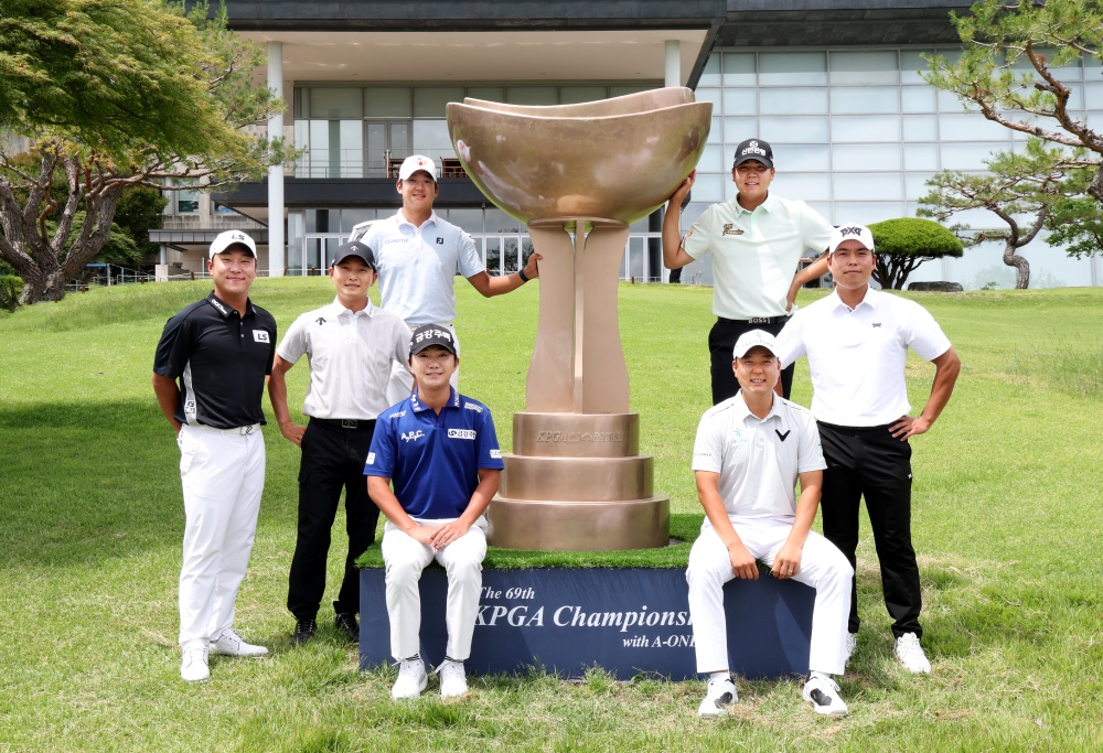 [제69회 KPGA 선수권대회 with A-ONE CC] 공식 포토콜 위해 한자리에 모인 'KPGA 선수권대회' 챔피언들·'제네시스 대상' 수상자들