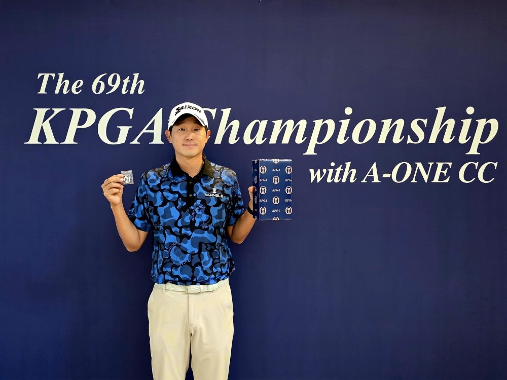 [제69회 KPGA 선수권대회 with A-ONE CC] 'KPGA 선수권대회'만의 특별함… 첫 출전 기념 액자 전달 및 참가 선수 전원에게 기념품 지급